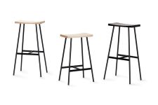 Designer Barstuhl HC2 in 65 cm aus Eiche zwischen größerer Variante in 79 cm Barstuhl ohne Lehne in 65 cm von Andersen Furniture - HC2