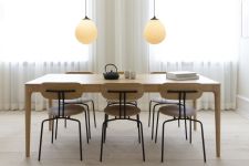 In Kombination des Esstisches HEART'N'SOUL DINING TABLE und den Stühlen CURIOUS von UMAGE entsteht eine einladende Tischgruppe im dänischen Design Esstisch mit Schubladen in Eiche im dänischen Design - Der Heart N Soul Dining Table 200 von Umage