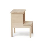 Seitenansicht des Tritthockers A LINE STEPSTOOL von FORM & REFINE in weiß geölter Eiche Tritthocker aus Eichenholz weißgeölt - A LINE STEPSTOOL von Form & Refine