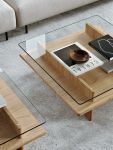 Von Vitrinen inspiriert bietet der Couchtisch PARALLEL COFFEE TABLE von WOUD Büchern und Magazinen eine stilvolle Bühne Couchtisch im Materialmix aus Holz und Glas - Der Parallel Coffee Table von Woud