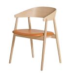 Gepolsterter Designer Esszimmerstuhl AC2 von Andersen Furniture in Eiche, matt lackiert mit cognacfarbenem Lederbezug Designer Esszimmerstuhl mit Armlehnen aus Eiche in Matt Lackiert - AC2 CHAIR Andersen Furniture