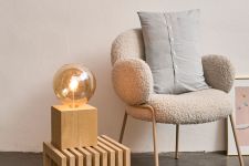 Tischlampe QUADER mit Glühbirne und quadratischem Holzfuß von Raumgestalt - Foto: Franziska Grund Tischlampe mit Glühbirne und quadratischem Holzfuß - QUADER Leuchte von Raumgestalt