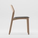 Stuhl aus Holz massiv in Eiche weisspigmentiert geoelt - Fin Chair gepolstert in Leder schwarz von Artisan