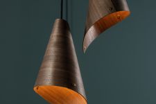 Die KEEL PENDANT Kegel Pendelleuchte aus Holzfurnier sorgt für stimmungsvolles Licht KEEL PENDANT von Tom Raffield - Kegel Pendelleuchte aus Holz im eingeschalteten Zustand