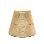 Der kegelförmige Vorratsbehälter TOUR von shibui wird aus geöltem Eschenholz gefertigt, dessen lebendige Maserung deutlich auf der Oberfläche sichtbar ist stapelbare Vorratsdose mit Deckel aus holz TOUR von shibui
