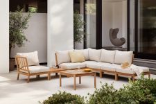 Einladendes Outdoor-Setting mit dem Loungesofa TRADITION von Skagerak by Fritz Hansen in Light Sand Outdoor Loungesofa TRADITION von Skagerak by Fritz Hansen