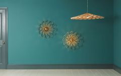 Die flache Pendelleuchte ARAME PENDANT von Tom Raffield in der Holzart Esche Flache Pendelleuchte ARAME PENDANT von Tom Raffield