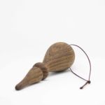 Edler Design-Anhänger MY WOOD DECORATION von Trine Find in Eiche geräuchert MY WOOD DECORATION von Trine Find - Design-Anhänger aus Holz