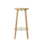 Das Holzgestell des Thekenhockers THE SOCIALITE COUNTER STOOL von UMAGE ergänzen eine Fußstütze sowie ein Haken aus Messing Thekenhocker aus Holz in Eiche geölt THE SOCIALITE COUNTER STOOL von UMAGE