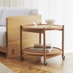 Der runde Servierwagen TRAY TABLE 50 aus Holz von Brdr. Krüger ist ein dänischer Design-Klassiker nach dem Entwurf von Hans Bolling und überzeugt funktional und optisch auf ganzer Linie TRAY TABLE 50 von Brdr. Krüger - runder Servierwagen aus Holz mit Tabletts