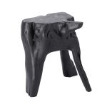 Auf der schwarz lackierten Oberfläche befinden sich kleine Unebenheiten, die den ausgefallen Charakter  schwarzer Hocker aus Teakholz - ROOTS von Jan Kurtz