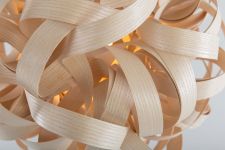 Detailansicht der No.1-Pendelleuchte in Esche