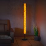 Die dimmbare Stehleuchte COLUMNA von LeuchtNatur ist ein echter Blickfang: Das Licht scheint warm durch die säulenförmigen Lampenschirm aus Holzfurnier COLUMNA von LeuchtNatur Stehleuchte Säule dimmbar