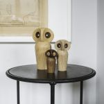 Drei Holzeulen OWL in verschiedenen Größen und Holzarten von Architectmade als stilvolle Deko auf dem Beistelltisch architectmade - OAK Eulen aus Holz in Eiche in verschiedenen Größen