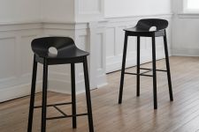Eleganter Design Barstuhl MONO BAR STOOL aus Holz mit kleiner Lehne von WOUD Design Barstuhl mit Lehne aus Holz - MONO BAR STOOL von Woud
