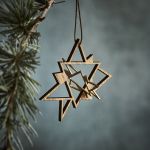 Ganz und gar nicht kitschig - Zwei in einander liegende Sterne aus Eichenholz und Messing TWINKLE MINI von The Oak Men - Weihnachtsbaumschmuck Stern als Anhänger aus Eiche