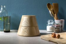 Ob in der Küche als Vorratsbehälter oder im Schlafzimmer als Schmuckkästchen - die Holzdose TOUR von shibui ist vielseitig einsetzbar und begeistert im klaren Design shibui TOUR schlichte Vorratsdose mit Deckel aus Esche