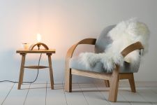 Tischlampe ARCHER von Tom Raffield mit Glühbirne und gebogenem Holzfuß aus Eiche  Tischlampe mit Glühbirne und gebogenem Holzfuß aus Eiche - ARCHER TABLE LIGHT von Tom Raffield