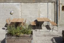 In Kombination mit dem Gartentisch LILIUM, den Gartenstühlen LILIUM und der Gartenbank LILIUM von Skagerak entstehen einladende Sitzgruppen für 4 bis 6 Personen Gartenmöbel-Serie mit Gartenbank aus Edelstahl und Teak - LILIUM von Skagerak