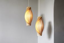 Hängeleuchte aus Holz in Birke - No. 111 von Tom Rossau