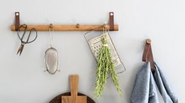 Moderne Hakenleiste RACK 4 DOT von by Wirth aus Eichenholz und Leder Moderne Hakenleiste aus Eichenholz und Leder - RACK 4 DOT von by Wirth