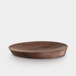 Die Schale ORBITA BOWL von Insan ist vielseitig einsetzbar - als Unterlage für individuelle Deko-Arrangements, elegante Obstschale oder stilvolle Schlüsselablage Insan - ORBITA BOWL Schale aus Holz in Eiche geräuchert