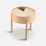 Runder Beistelltisch ARC SIDE TABLE in Eiche Weißpigmentiert von WOUD Runder Beistelltisch mit Stauraum aus Eiche in Weißpigmentiert - ARC SIDE TABLE von WOUD
