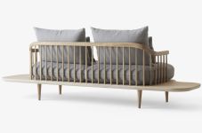 Hinteransicht des Design Sofas FLY SC3 von &tradition mit Gestell aus geöltem Eichenholz und Beigen Stoffbezug Design Sofa in Eiche geölt und Beige FLY SC3 von &tradition