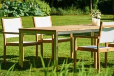 Der moderne Gartenstuhl KATE lässt sich vielseitig mit anderen Teakholz-Möbeln von Traditional Teak kombinieren  Treaditional Teak Sitzgruppe mit stapelbarem Gartenstuhl aus Teak KATE STACKING CHAIR