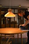 Die Pendelleuchte aus Holz TR22 mit dem Designer der Leuchte Tom Rossau Pendelleuchte TR22 mit dem Designer Tom Rossau