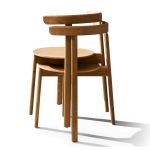 Bis zu drei Stühle des Esszimmerstuhls LUNAR CHAIR von FORM & REFINE akönnen problemlos übereinander gestapelt werden Stapelbarer Esszimmerstuhl aus Holz in Eiche Lunar Chair von Form and Refine