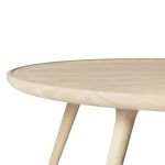 Detailaufnahme des runden Bistrotisches ACCENT CAFE TABLE von Mater: drei ausgestellte konische Tischbeine tragen die runde Tischplatte aus Holz Detail runder Bistrotisch aus Holz in Eiche - ACCENT CAFE TABLE von Mater