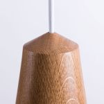 Detailaufnahme der Holzfassung von der Pendelleuchte EIKON BASIC von Schneid Detail der Holzfassung von der Pendelleuchte EIKON BASIC von Schneid