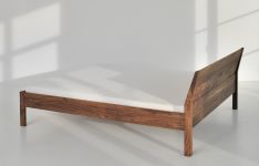 Das Bett VILLA von vitamin design in der Holzart Nussbaum bringt ein Stück Natur direkt ins Schlafzimmer King Bed amerikanischer Nussbaum VILLA von vitamin design