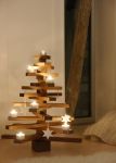 Weihnachtsbaum aus Holz mit Kerzen und Teelichtern von Raumgestalt
