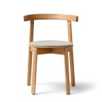 Vorderansicht des stapelbaren Esszimmerstuhls LUNAR CHAIR FORM & REFINE in Eiche geölt mit grau gepolsterter Sitzfläche Esszimmerstuhl grau gepolstert in Eiche, geölt - Der Lunar Chair von Form and Refine