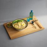 Auf dem Seviertablett TRAY von MOEBE lassen sich Mahlzeiten stilvoll in Szene setzen - das Auge isst schließlich mit MOEBE TRAY Serviertablett aus Eichenholz