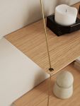 Auf der Oberfläche der Regalböden ist die lebendige Maserung des Eichenholzes deutlich sichtbar und macht jedes STEDGE SHELF von WOUD zu einem echten Unikat WOUD - STEDGE SHELF Designer Hängeregal aus Eichenholz und Messing