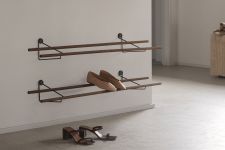 Modernes Schuhregal SHOE RACK aus Holz in Eiche mit einer Wandhalterung aus Schwarzstahl Schuhablage in Eiche - SHOE RACK von We Do Wood