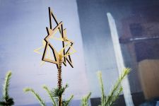 Ausgefallene Weihnachtsbaumspitze TWINKLE aus Holz und Messing von The Oak Men Ausgefallene Weihnachtsbaumspitze - Stern aus Holz und Messing TWINKLE von The Oak Men