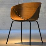 Der Farbton des Walnussschichtholzes, aus dem der Schalenstuhl GOSSIP gefertigt ist, versprüht eine angenehme Wärme im Wohnbereich Jan Kurtz GOSSIP - Schalenstuhl aus Schichtholz für das Esszimmer