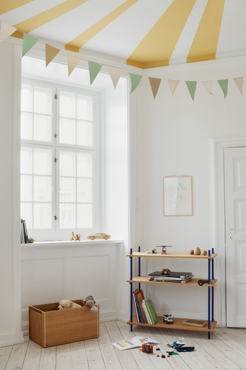 MOEBE SHELVING SYSTEM Regalsystem in Eiche mit blauen Metallelementen im Kinderzimmer