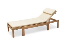 Gartenliege aus Teak mit gelb-weiß gestreifter Auflage RIVIERA SUNBED von Skagerak 