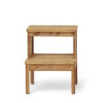 Der zweistufige Tritthocker A LINE STEPSTOOL von FORM & REFINE aus Eichenholz integriert sich in viele Wohnraumkonzepte Tritthocker aus Eiche geölt - A LINE STEPSTOOL von Form & Refine