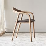 Klare Linien, ausgewählte Materialien und eine hochwertige Verarbeitung kennzeichnen den modernen Armlehnstuhl NEVA von ARTISAN, der in vielen verschiedenen Ausführungen erhältlich ist NEVA von Artisan - Armlehnstuhl für den Esstisch aus Holz in Eiche