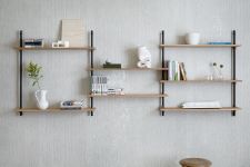 flexibles Wandregalsystem aus Holz und Metall - WALL SHELVING von MOEBE
