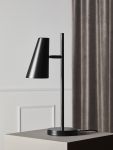 Klare Linien und eine sorgfältige Verarbeitung kennzeichnen die Design Tischleuchte CONO TABLE LAMP von WOUD aus Metall Woud Cono Table Lamp Design Tischleuchte aus Metall in schwarzem Stahl