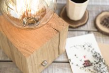 Tischleuchte mit Holzfuß und großer Glühbirne - ELECTREE Lamp von Rio Lindo