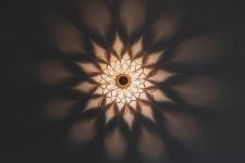 Effektvolle Beleuchtung dank kunstvoller Fertigung - Wandleuchte ARAME von Tom Raffield Wandleuchte aus Holz in Esche von Tom Raffield - ARAME