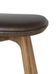 Detailaufnahme vom PAULINE STOOL - Hochwertiger Hocker mit Sitzfläche aus braunem Leder Hocker mit Leder - PAULINE STOOL von Brdr. Krüger - Detailansicht der Sitzfläche